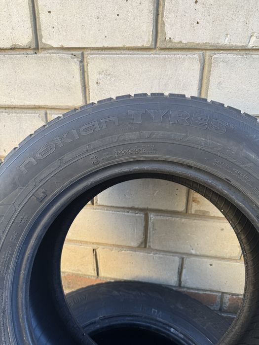 Продам зимнюю резину шипы 215-65 R16 Nokian Gislaved