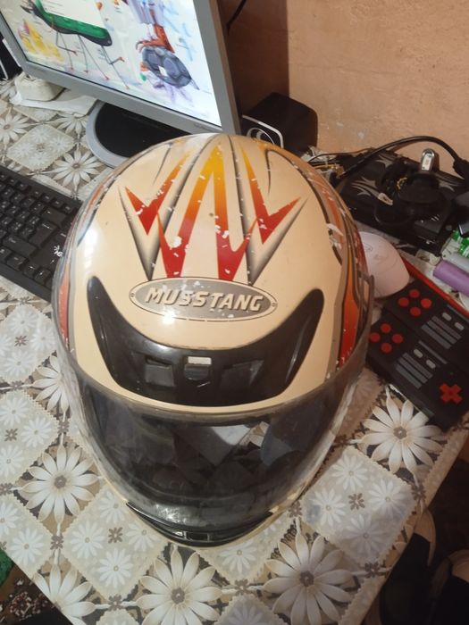 Продам шолом стан хороший не битий не крашений