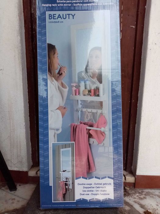 Estante para pendurar com espelho completamente nova