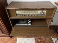 Rádio antigo Grundig e gira-discos
