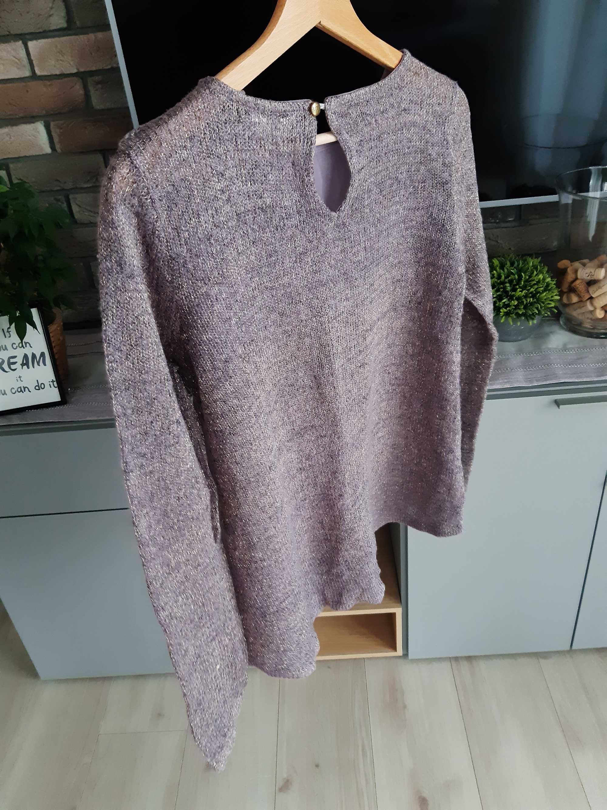 Sweter wrzosowy pastelowy ze złotą nitką dłuższy tył S 36