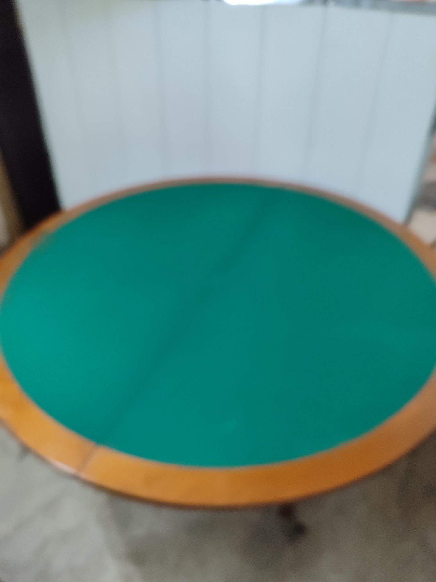 Mesa poker redonda 
Com rodas e gaveta
Como pode ver a mesa fecha e