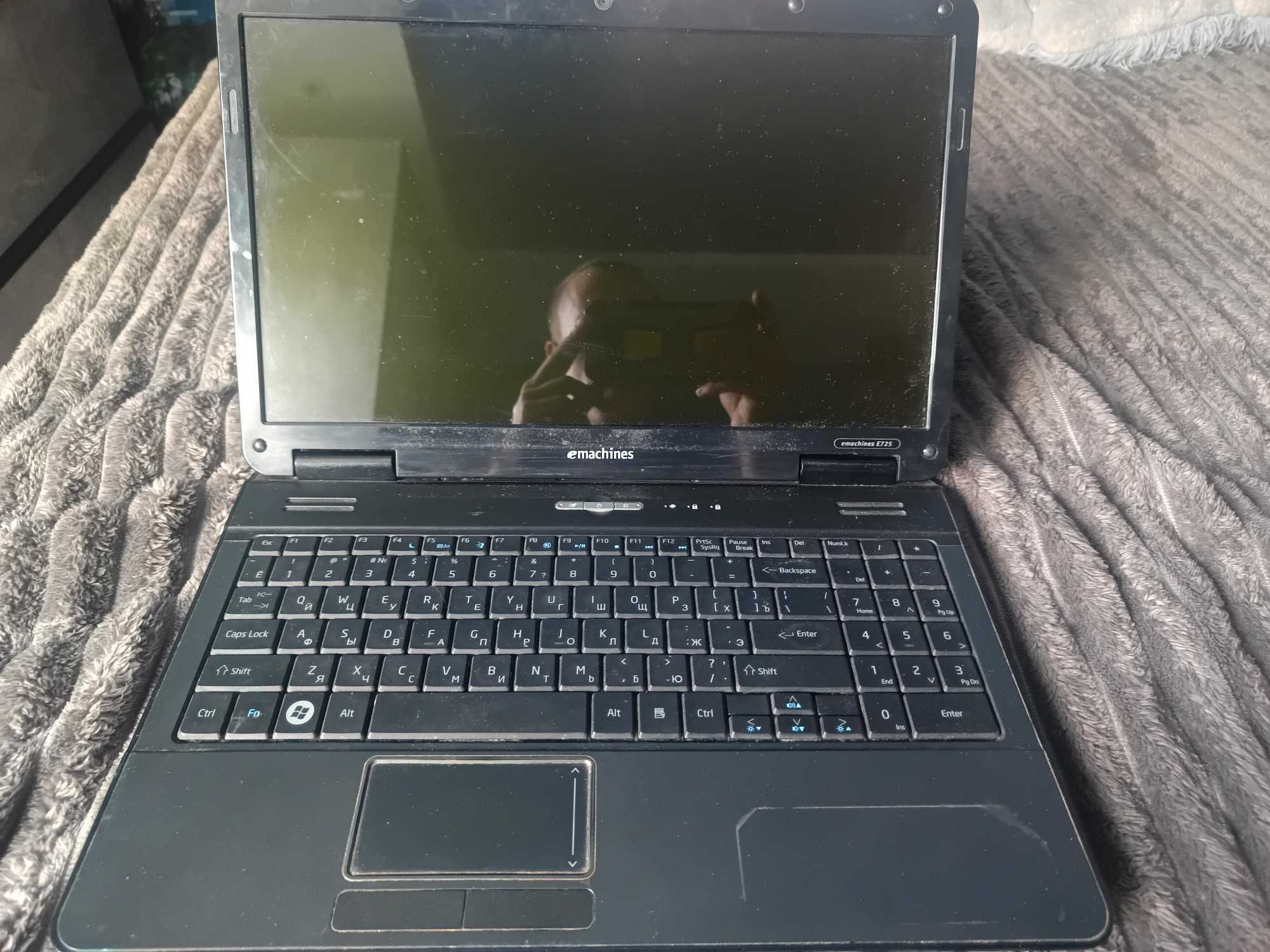 Ноутбук emachines E725