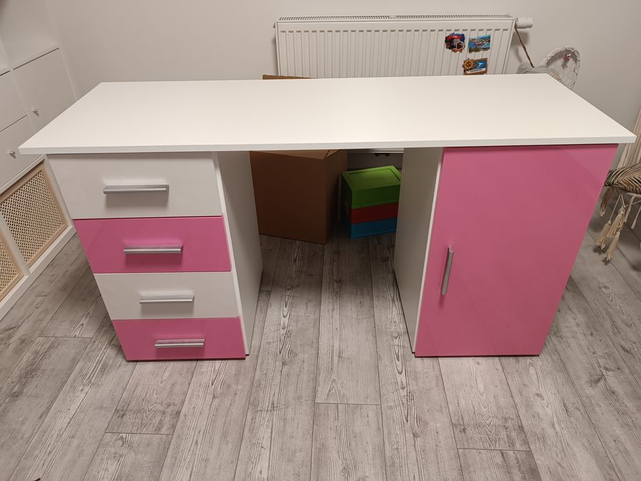 Różowe biurko dla dziewczynki