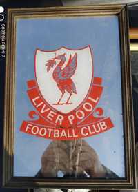 Herb klubu Liverpool na lustrze