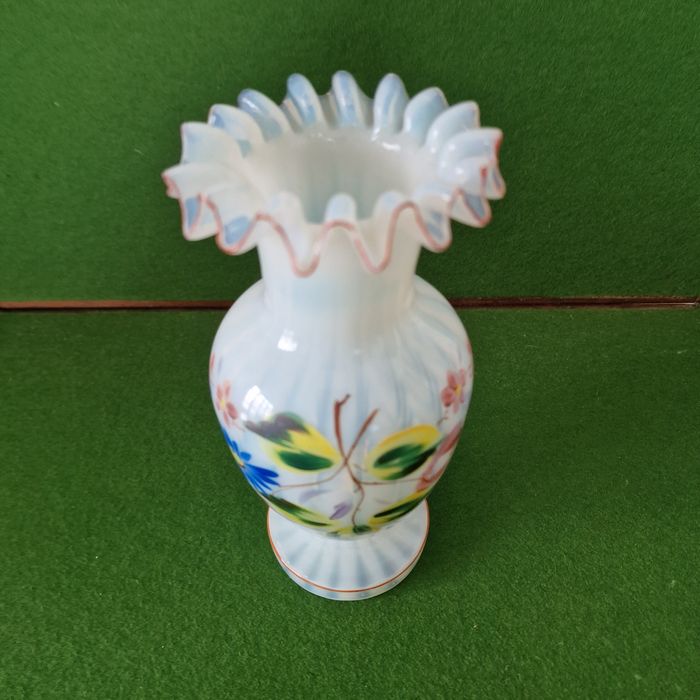 Jarra com folhos em vidro opalescente