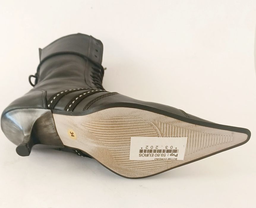 Lindíssimo botin com atacadores e fecho  em pele genuína. Tamanho 34