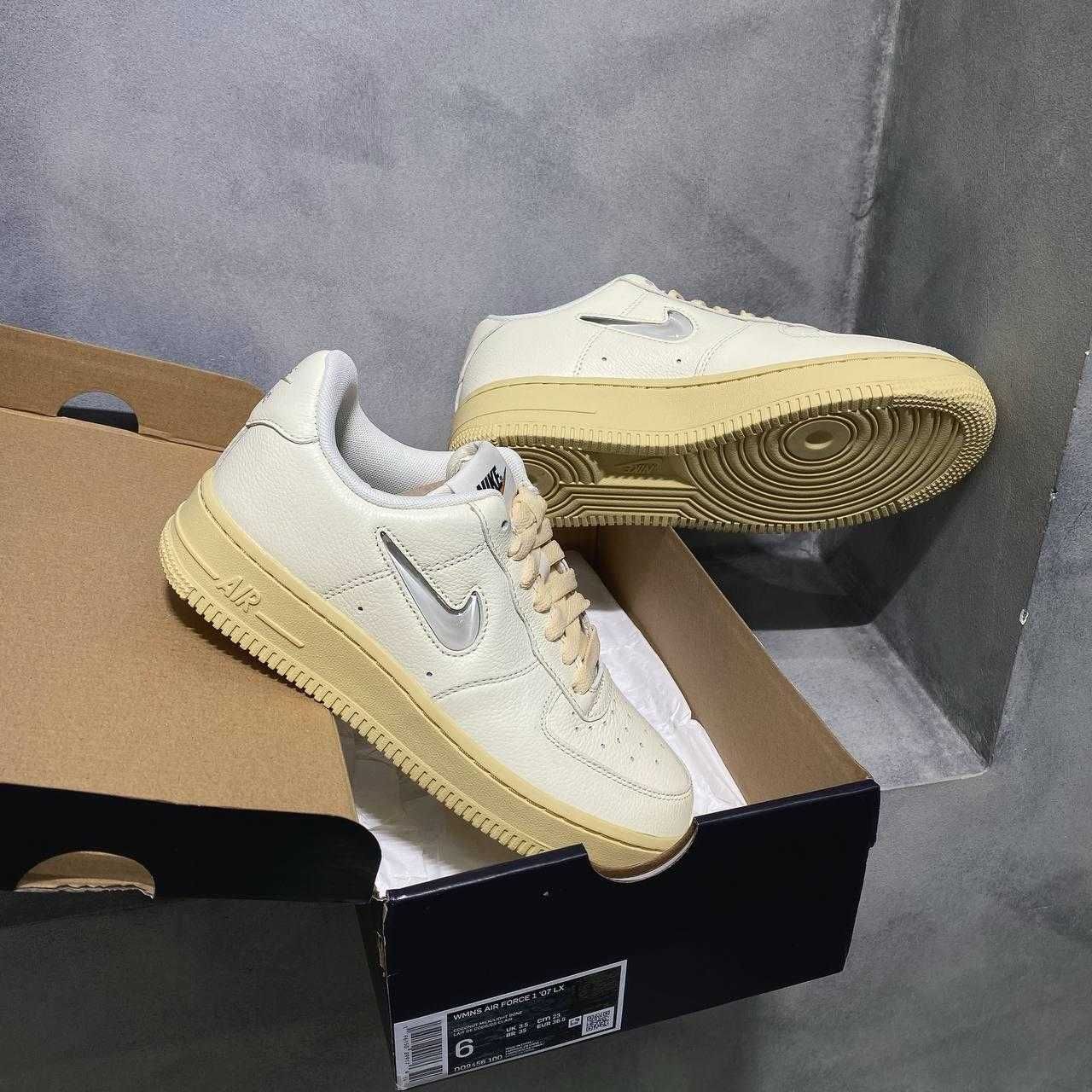 Кросівки жіночі Nike Air Force 1 '07 Lx Coconut (W) (DO9456-100)