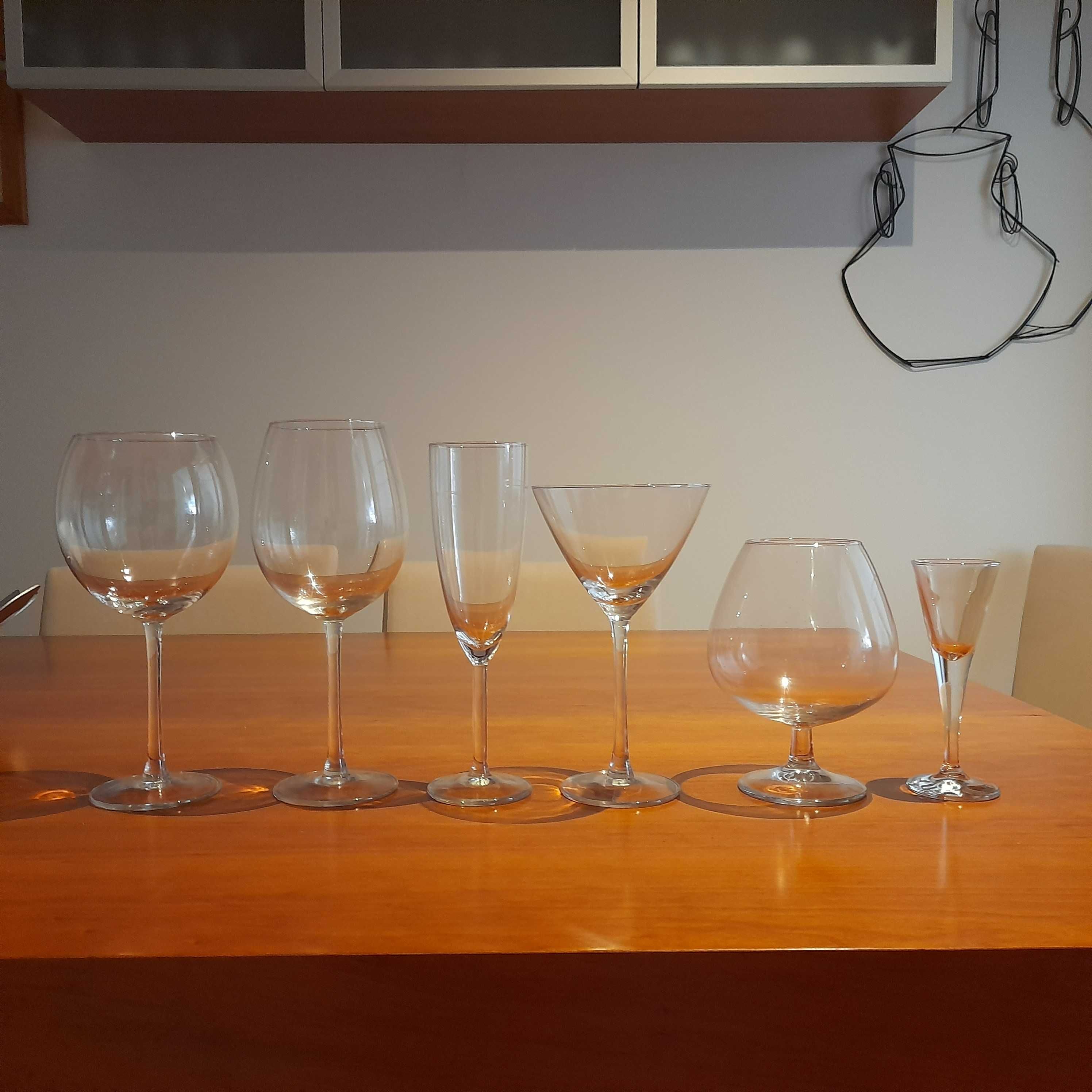 Elegante conjunto de copos de vidro de pé alto