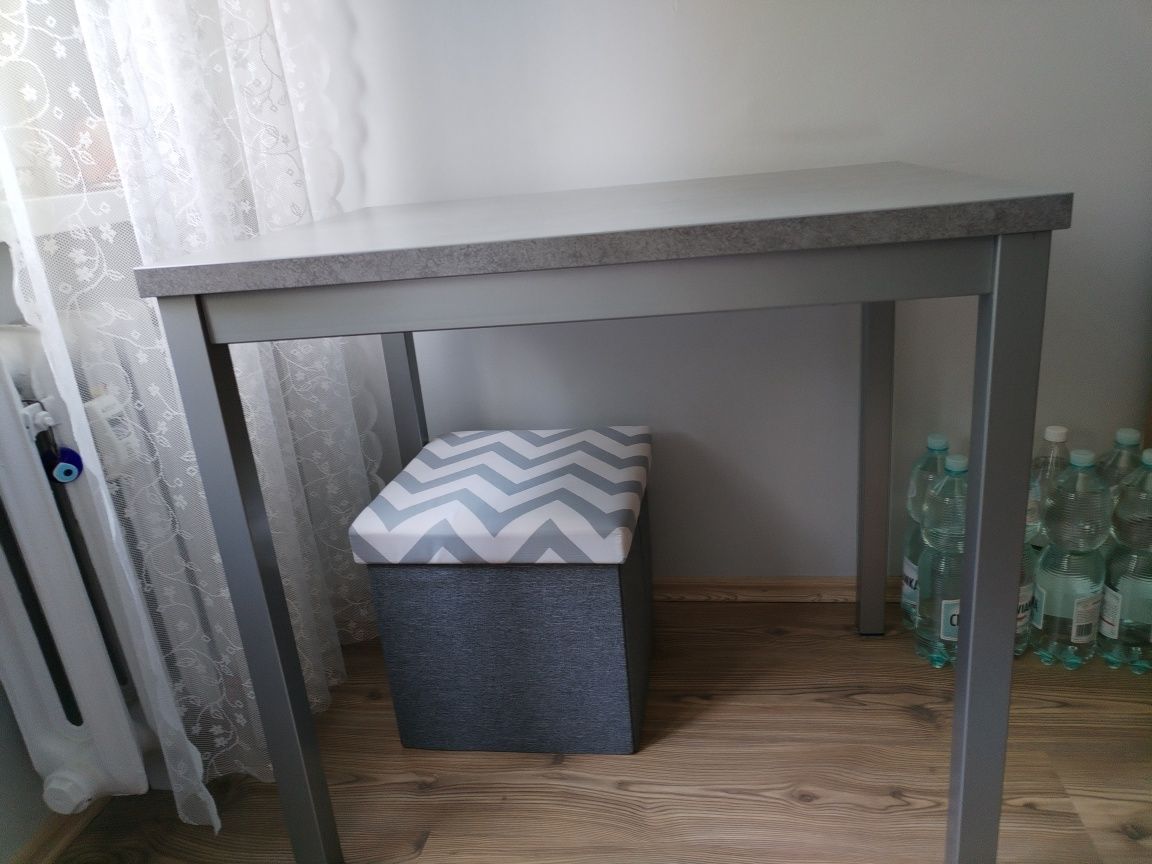 Stół o wymiarach 80cmx60cm, wysokość 76,5cm. Sklep b&r.