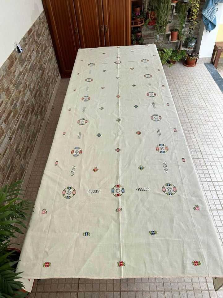 Toalha de mesa em linho, bordada e trabalhada em Crivo