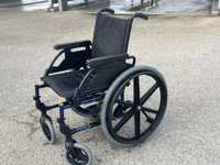 Cadeira de rodas com eixo recuado