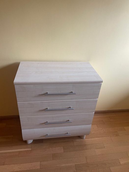 Komoda z czterema szufladami