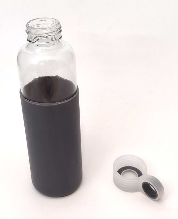 Butelka do picia w pokrowcu silikonowym. C. szary