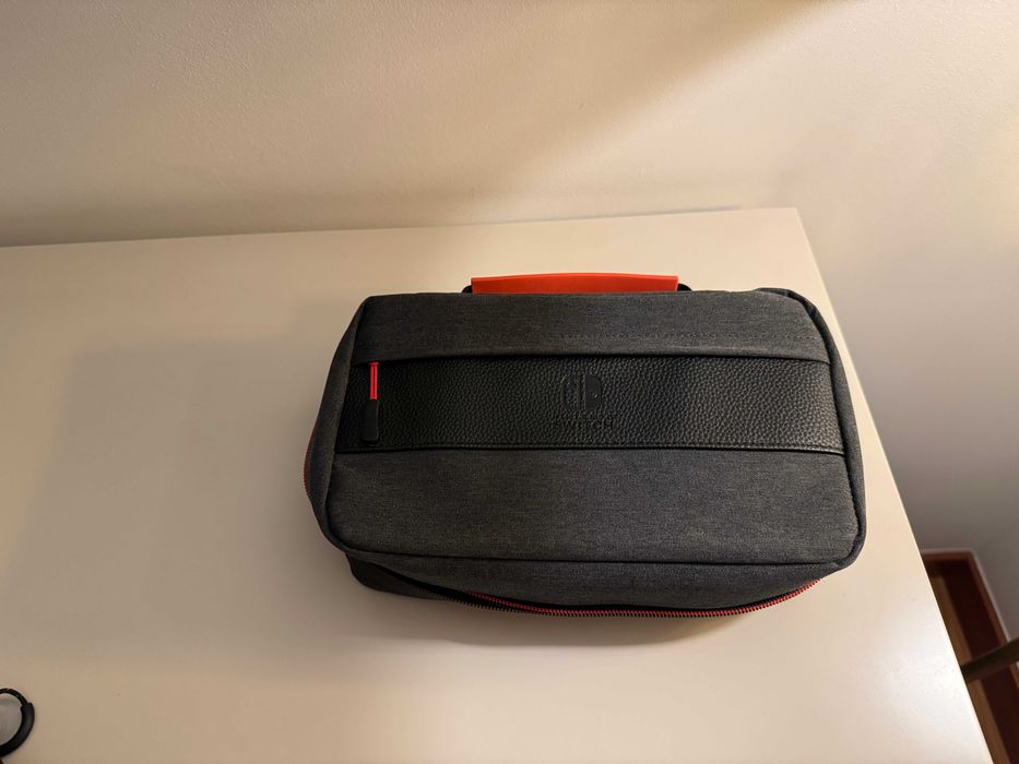 Nintendo Switch (1) + 2x Bolsa/Estojo de Viagem