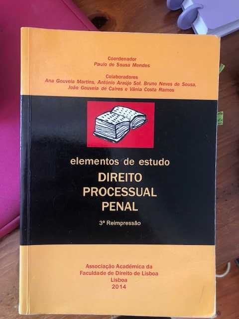 Livros e códigos de Direito (várias áreas)