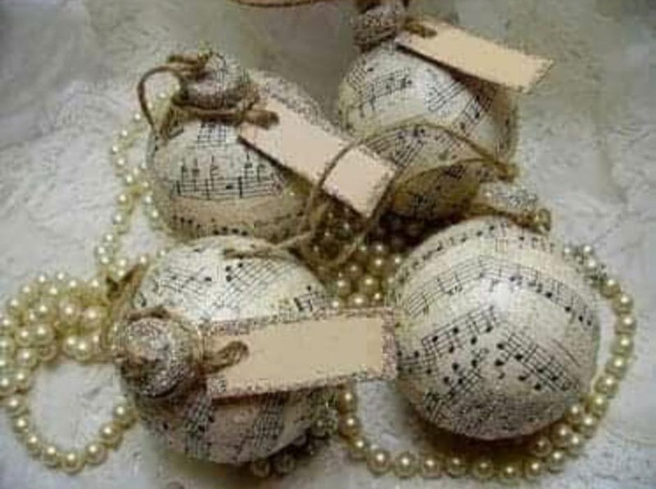Новорічні різдвяні іграшки на ялинку. Ялинкові іграшки.  Кульки. Ноти