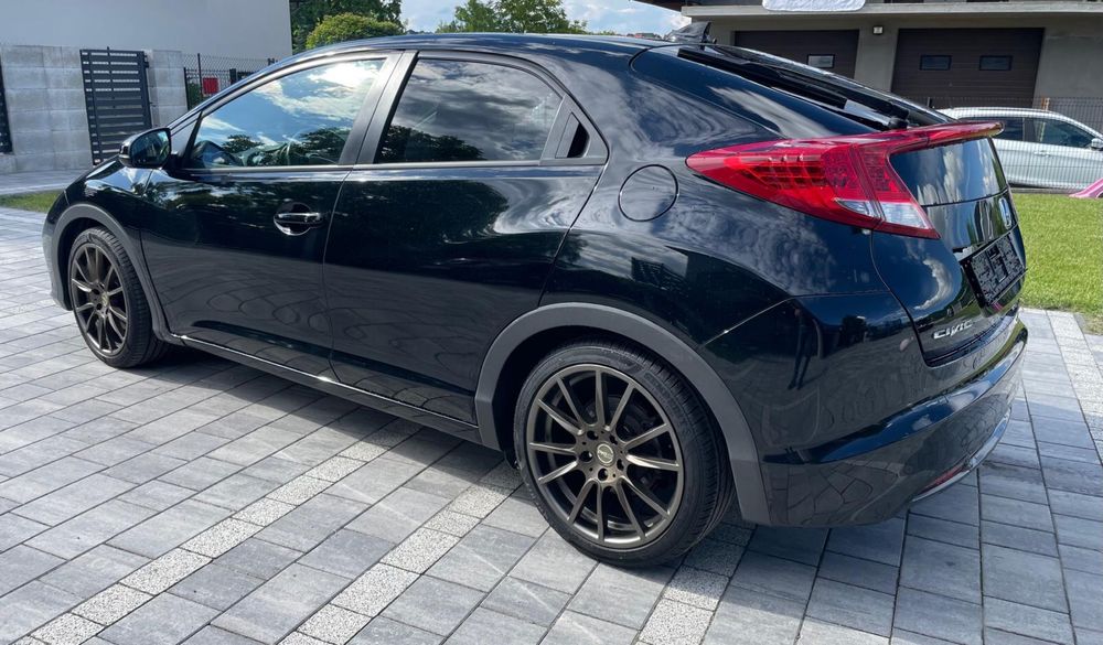Honda CIVIC 1.8 xenon skóra doinwestowana