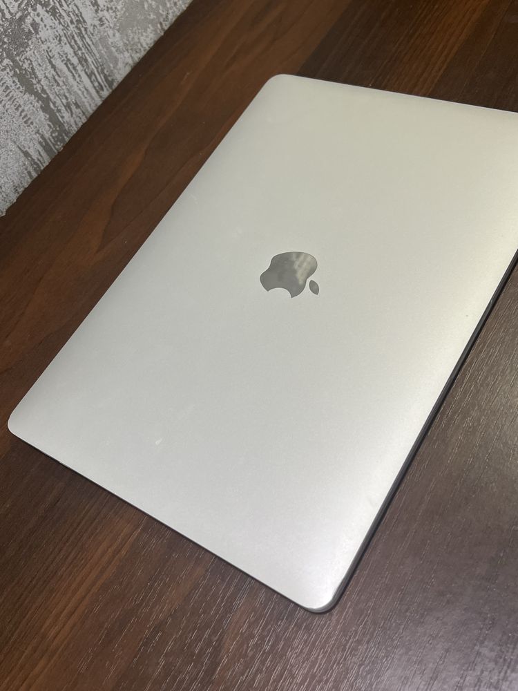 Macbook pro 13 2019 8/256 gb