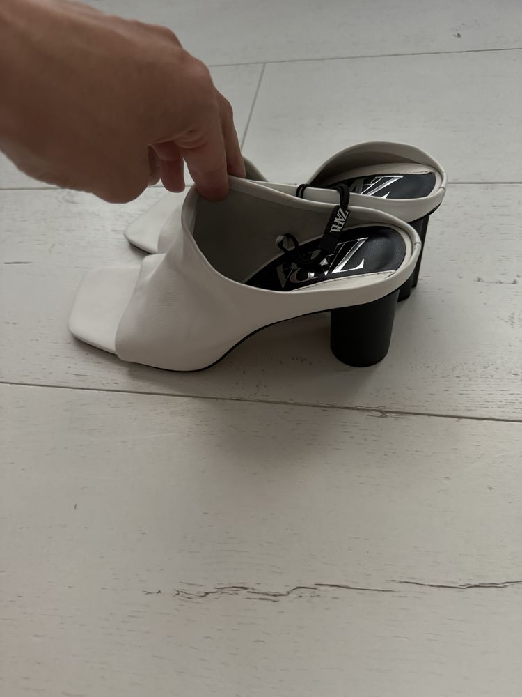 Шкіряні сабо Zara