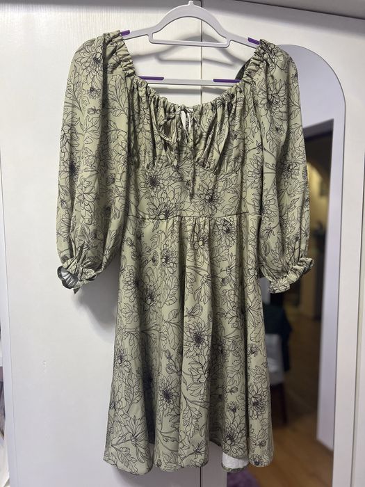 Платя з гарним декольте та резинкою на спині