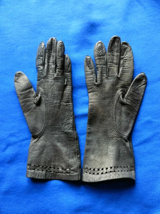 Rękawiczki skórzane z ozdobnymi perforacjami