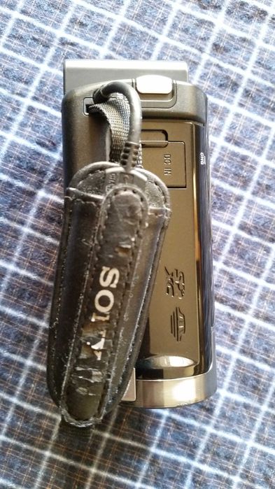 Sony HDR-CX130E видеокамера с зарядным устройством