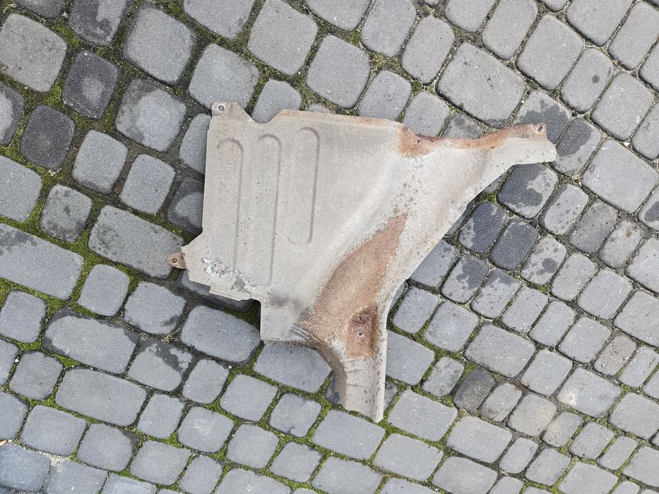 Toyota Avensis T25 03-09 osłona termiczna baku