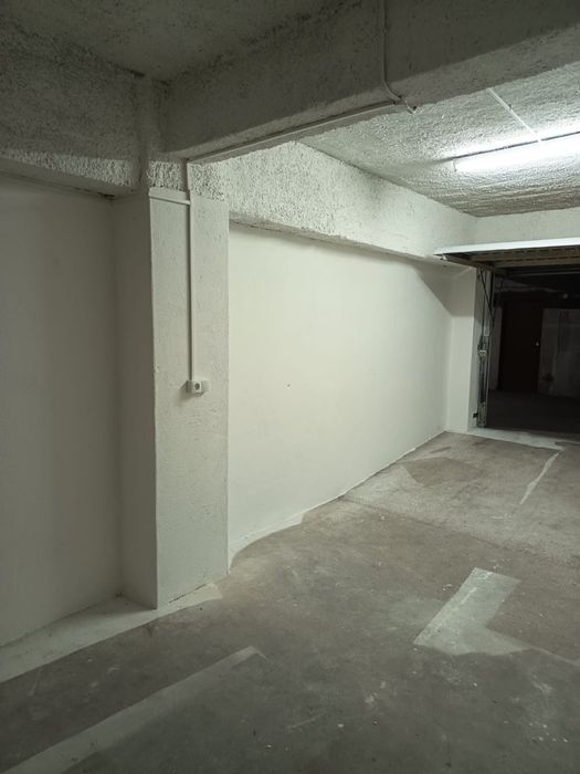 Arrenda-se arrecadação/garagem