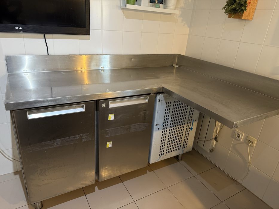 Bancada refrigerada 2 portas e tampo de inox