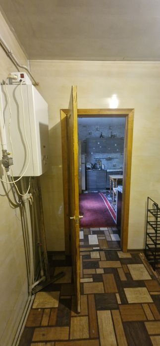 Полтава. 2ком с пакоместом 1эт 1эт дома 8000 и сч.рядом  Юракадемия .