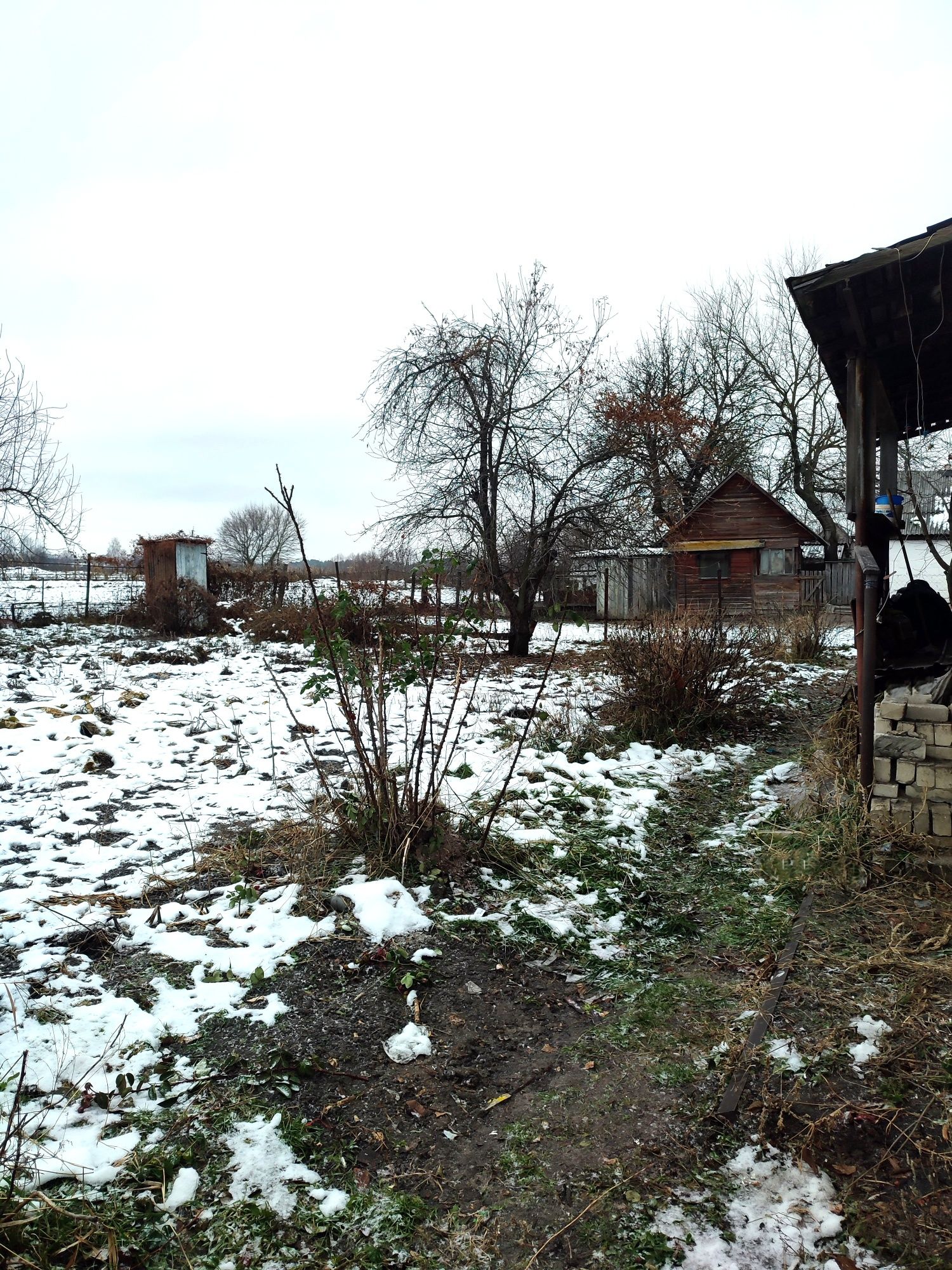Продається будинок в житловому стані.