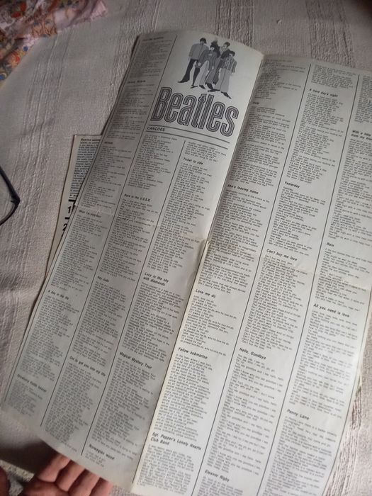 Revista Música e Som especial de 1978 sobre os Beatles com poster
