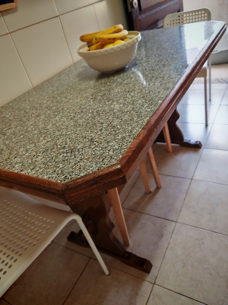 Mesa de cozinha em madeira maciça