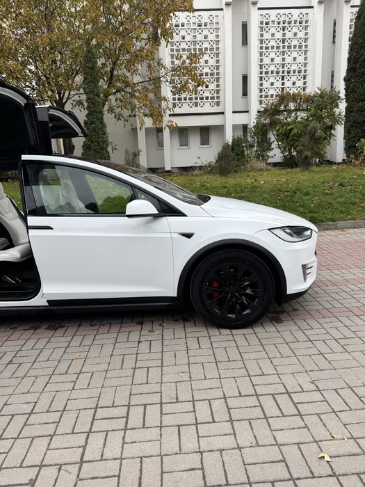 Пподам Tesla Model X