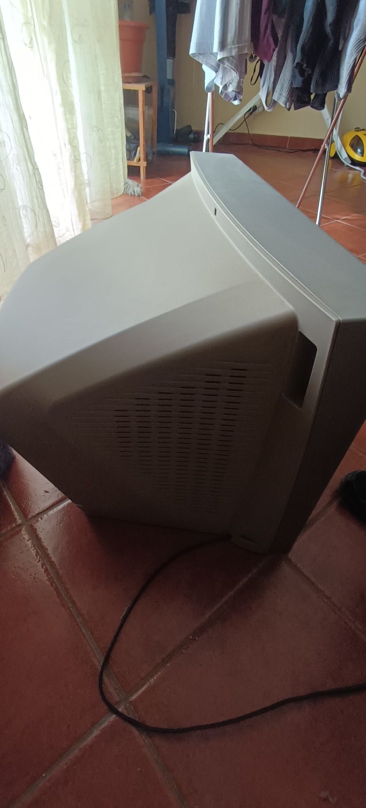Vendo TV antiga para desocupar