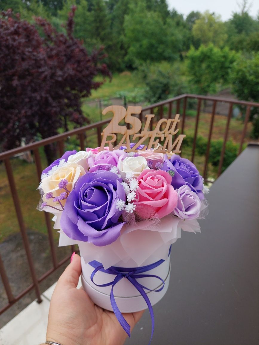 Flowerbox z pachnących różyczek mydlanych na każdą okazję