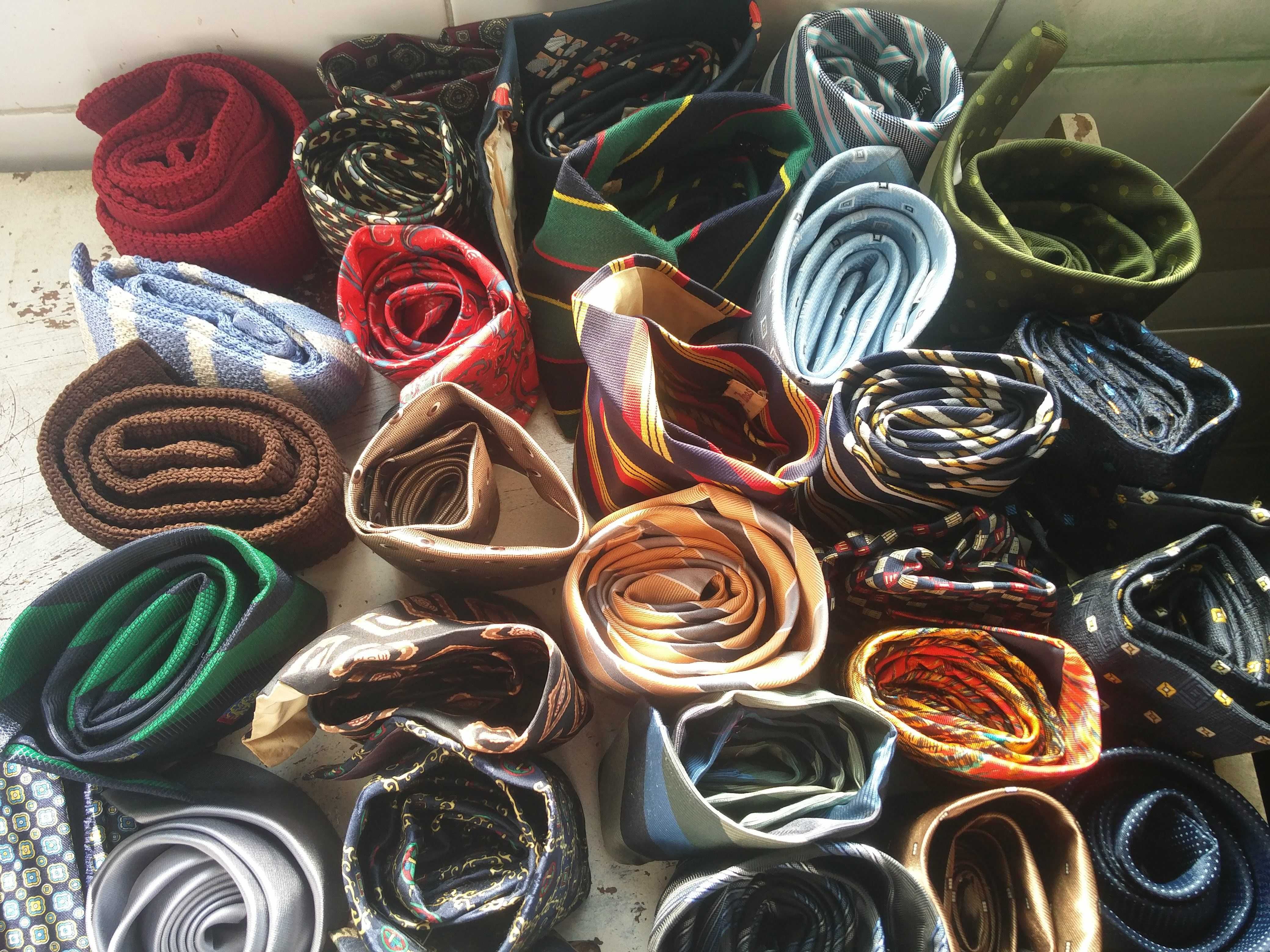 Várias gravatas de padrões lindíssimos e muito vintage