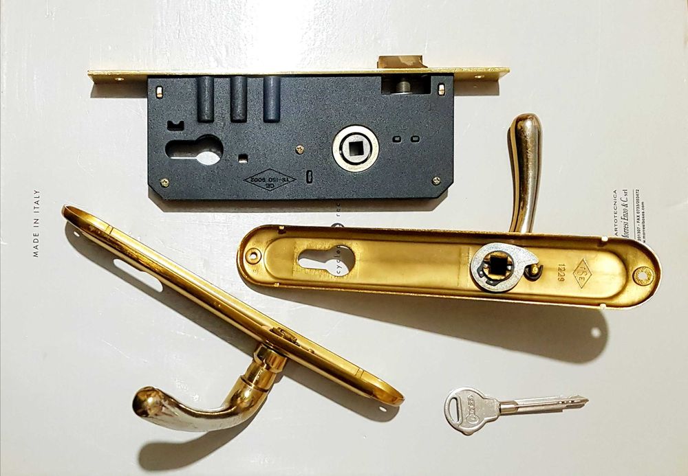 Врезной дверной замок с ручками