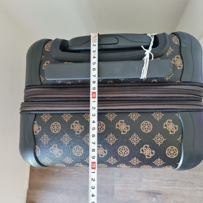 Guess walizka wilder travel 18 in 35L torba podróżna logowana logo brą