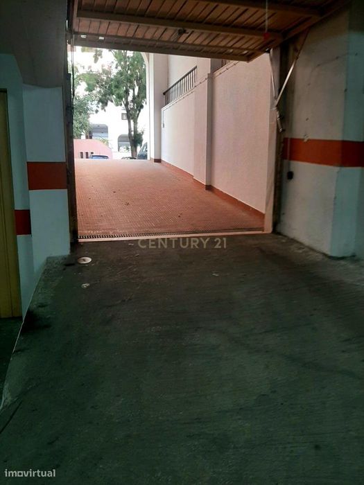 **Box na Rua Maria Carlota D´Oliveira para Venda!**