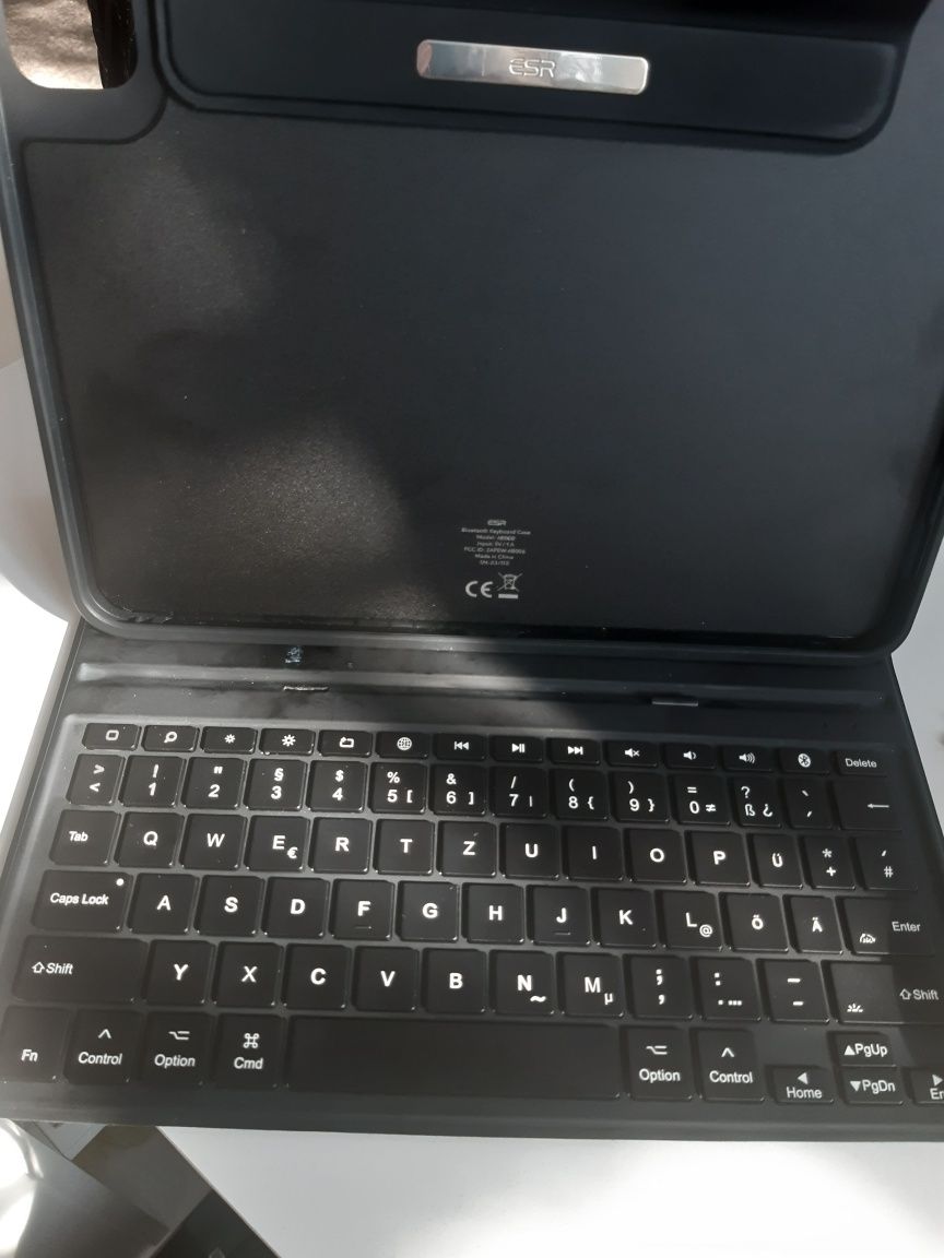 ESR Magnetyczne Etui Slim z klawiatura do iPad Pro 11, Air 5/4 czarny