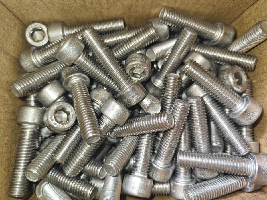 В наявності болт нержавійка м8