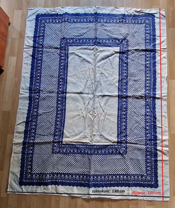 Płócienny obrus 130/160 cm z ludowym motywem granatowych serduszek