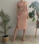 Dopasowana sukienka koktajlowa midi mini nude