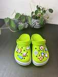 Crocs z przypinkami