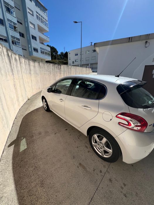 Carro bem conservado Peugeot 208