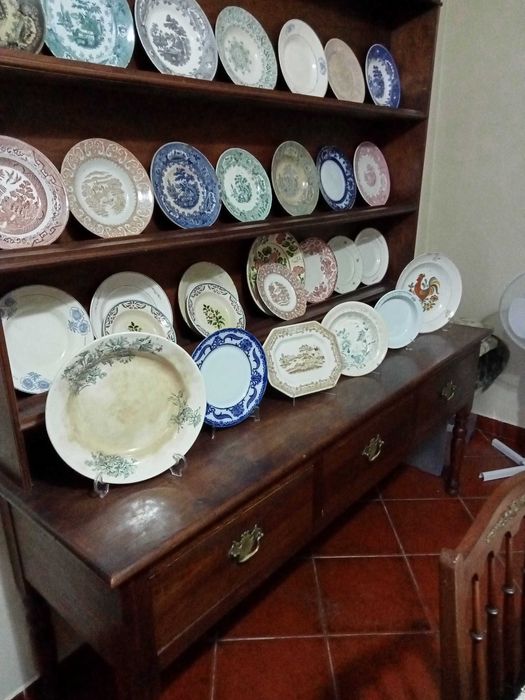 Antigo móvel prateiro