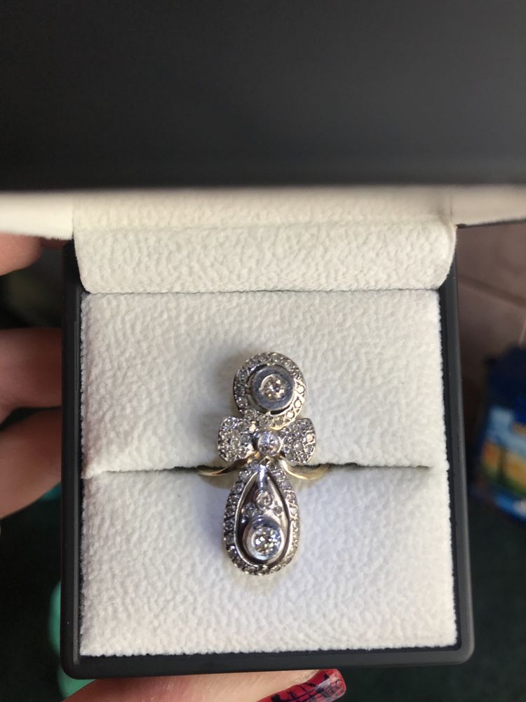 Золотое кольцо с бриллиантами золотий перстень з діамантами каблучка