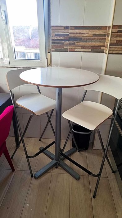 Mesa alta com duas cadeiras altas